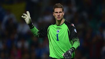 Asmir Begovic durante un partido con Bosnia.