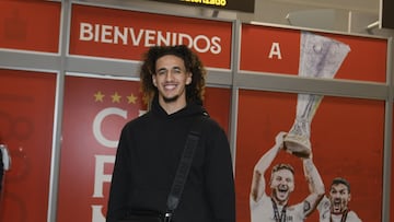 Hannibal Mejbri, en el aeropuerto de Sevilla.