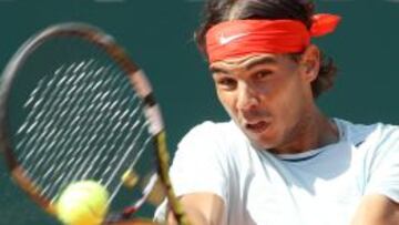 Nadal ataca la bola de revés.
