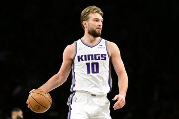 El pasado mes de febrero, los Kings volvieron a ponerse en el disparadero cuando enviaron a Tyrese Haliburton a Indiana Pacers. El base llegó a los Kings con el número 12 del draft de 2020, jugó una gran temporada rookie, se posicionó como uno de los líderes del equipo para el futuro y un jugador con un techo altísimo… y fue traspasado, lo que le supuso un disgusto que pocos tendrían saliendo de un equipo como los Kings. En Indiana, está promediando más de 17 puntos y casi 10 asistencias por partido. Los Kings apostaron por la continuidad de De’Aaron Fox (que firmó en noviembre de 2020 una extensión por cinco años y 163 millones), por dar más minutos al rookie Davion Mitchell, otro guard con excelente pinta, y con hacerse con Domantas Sabonis, al que en California ven como un valor seguro y un perfecto complemento para Fox. Ellos tres, y un pick que volverá a estar en el top 10 del draft, son la esperanza de la franquicia para romper la maldición y volver a playoffs por primera vez desde 2006.