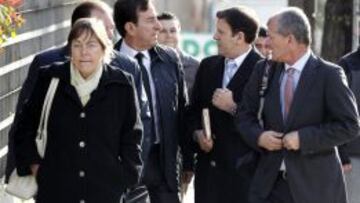El médico Eufemiano Fuentes (2d), y su hermana Yolanda Fuentes (i), a su llegada hoy a la última sesión del juicio de la operación Puerto.
