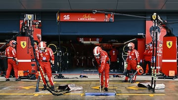 El equipo de Ferrari achicando agua del boxes durante el Gran Premio de Gran Bretaña de Fórmula 1 disputado en el circuito de Silverstone.