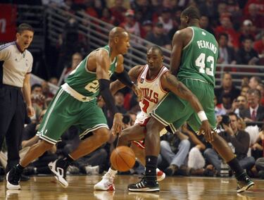 Podemos estar ante la mejor primera ronda de siempre. Unos Celtics que defendían la corona de campeones pero sacudidos por la lesión de rodilla de Kevin Garnett a mitad de temporada, no se dejaron superar por un jóvenes y hambrientos Bulls. Aunque poco faltó. Ningún equipo ganó dos partidos seguidos y cinco de los sietes duelos se resolvieron por una canasta de diferencia. El partido 1 se fue a la prórroga, igual que el 3. El 4 llegó a dos prórrogas, el 5 se resolvió de nuevo en una prórroga y la apoteosis fue el 6, con tres prórrogas con las que los Bulls forzaban el séptimo. Ahí, los Celtics iban a ganar fácil, llevando la contrario a lo que fue, y aún es, una serie inolvidable.
