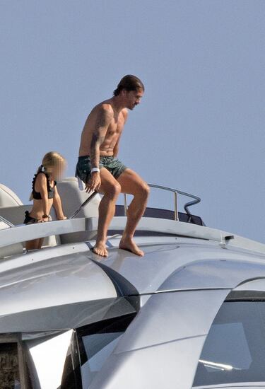 Antoine Griezmann se divierte en un barco en alta mar.