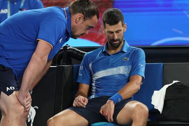 Novak Djokovic se duele en el banco de la Rod Laver.