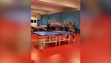 La secretaria de Estado para el Deporte, Irene Lozano, demuestra sus dotes al tenis de mesa