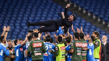 Gennaro Gattuso, manteado por sus jugadores tras el títulode la Copa de Italia del Nápoles ante la Juventus.