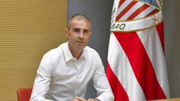 Garitano firmando la renovación