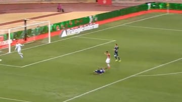 La jugada de la roja a Cesc por agresión sin balón en el 26'