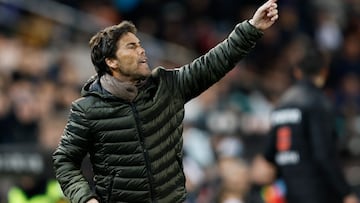 VALENCIA, 23/01/2023.- El técnico del Almeria, Joan Francesc Ferrer "Rubi", durante el partido de Liga en Primera División que Valencia CF y UD Almería disputan este lunes en el estadio de Mestalla. EFE/Biel Aliño