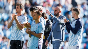 El entrenador Claudio Giráldez saludo junto a sus jugadores a la afición del Celta tras la conclusión del partido con el Villarreal.