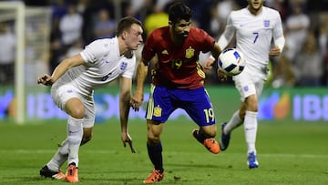 Phil Jones y Diego Costa, durante un España-Inglaterra en 2015.