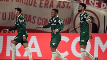 Palmeiras' forward #09 Vitor Roque (C) celebrates scoring his team's third goal during the Copa Libertadores round of 16 first leg football match between Peru's Universitario and Brazil's Palmeiras at the Monumental 'U' Marathon stadium in Lima on August 14, 2025. (Photo by ERNESTO BENAVIDES / AFP)