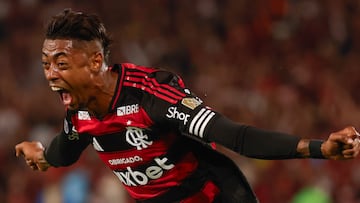 AMDEP406. RÍO DE JANEIRO (BRASIL), 13/08/2025.- Bruno Henrique de Flamengo celebra su gol este miércoles, durante un partido de octavos de final de la Copa Libertadores entre Flamengo e Internacional en el estadio Maracaná en Río de Janeiro (Brasil). EFE/ Antonio Lacerda