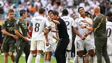 Real Madrid's Spanish coach Xabi Alonso talks to his players during the cooling break of the FIFA Club World Cup 2025 round of 16 football match between Spain's Real Madrid and Italy's Juventus at the Hard Rock Stadium in Miami on July 1, 2025. (Photo by PATRICIA DE MELO MOREIRA / AFP)
