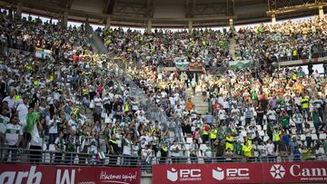 La afición del Elche durante un partido.