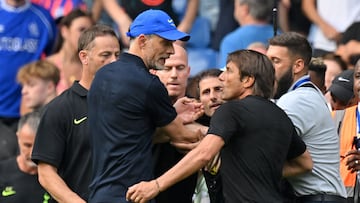 Thomas Tuchel y Antonio Conte se encaran durante un Chelsea-Tottenham de Premier League.