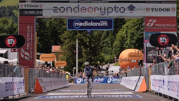 Gigante celebra su triunfo en el Giro Women.