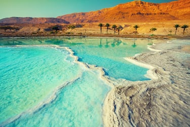 Un lago salado donde se puede flotar debido a la alta concentración de sal, con propiedades terapéuticas.