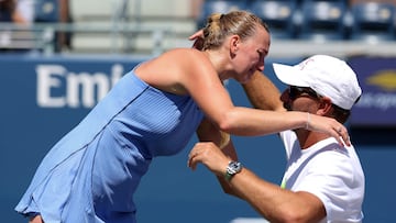 Petra Kvitova abraza a su marido y entrenador Jiri Vanek, después de perder contra Diane Parry en el US Open.