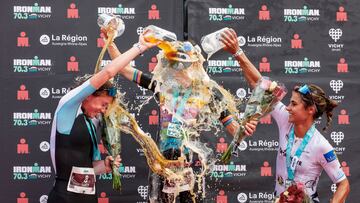 Baño de cerveza en el podio del IRONMAN de Vichy