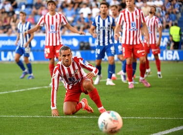 Griezmann ve como se marcha el esférico tras estrellar su tiro al palo en el minuto 76.