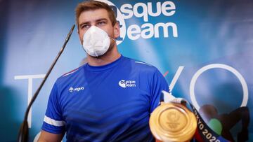 El jugador de balonmano Julen Aginagalde, becado por el Basque Team, ha ofrecido este jueves una rueda de prensa en San Sebastián tras lograr la medalla de bronce en los Juegos de Tokio.