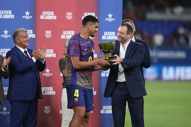 Araujo recibe el trofeo de campeones.