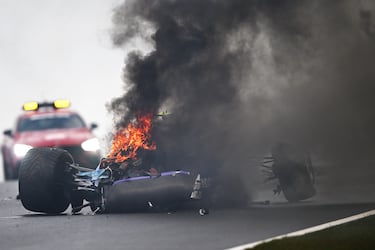 La FP3 del GP de Países Bajos de Fórmula 1 2024 se detuvo con bandera roja tras un brutal accidente de Logan Sargeant con el Williams. Logan Sargeant perdió el control de su coche en la curva 4, pisando la hierba de la parte derecha y saliendo disparado y muy rápido contra el muro.