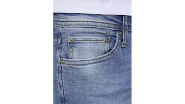 Los vaqueros en color claro para hombre que son perfectos para el verano