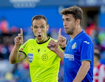 El árbitro Cuadra Fernández y Juan Mata.