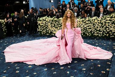 Shakira posa en la alfombra roja de la MET Gala 2025.