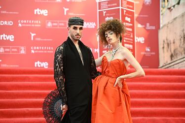 Teresa Gareche y Guillermo Díez López posan en la alfombra roja de la II edición de los Premios Academia de la Moda Española que tiene lugar en la Biblioteca Nacional.