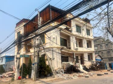 Escombros yacen cerca de un edificio destruido durante un fuerte terremoto, en Mandalay, Myanmar.