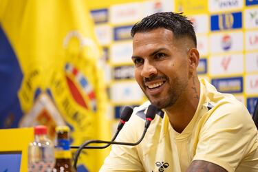 El regreso del "Mago de La Feria" al amarillo marca su quinta etapa en la UD Las Palmas. A sus 35 años firma hasta junio de 2026 para liderar el juego ofensivo desde la creación y contagiar un legado de dos ascensos a Primera. Una incorporación cargada de sentimiento y ambición para guiar a su casa de siempre.