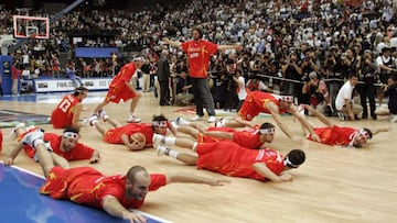Spain's players slide on the court as they celebrate their victory over Greece after their world basketball championships final in Saitama, Japan, September 3, 2006. REUTERS/Marcos Brindicci (JAPAN)
03/09/06 CAMPEONATO DEL MUNDO BALONCESTO JAPON 2006 FINAL
ESPAÑA - GRECIA
PUBLICADA 04/09/06 NA MA14 5COL