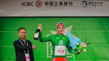 El español Manuel Peñalver posa en el podio con el maillot verde de los puntos tras la tercera etapa del Tour de Qinghai