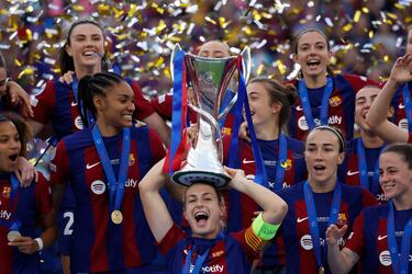 Alexia Putellas con el trofeo. 