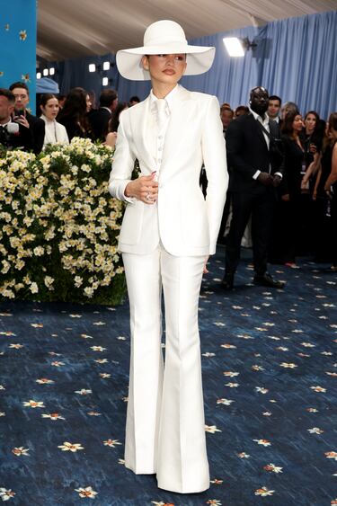 Zendaya posa en la alfombra roja de la MET Gala 2025.