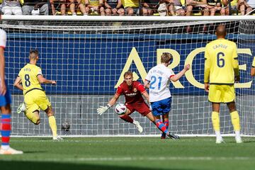 Tres minutos después del 0-1, los azulgranas ponen ya el segundo. El error de Pedraza en una recuperación a Lewandowski hace que Frenkie De Jong se haga con el balón y marque el 0-2.