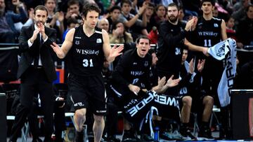El jugador del Bilbao Basket Raúl López (2ºi) celebra una canasta ante el Valencia, en el partido de liga Endesa correspondiente a la jornada 16º, disputado en el Bilbao Arena. EFE/Luis Tejido