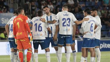 El guardameta Juan Soriano, de espaldas en la imagen, uno de los futbolistas andaluces del Tenerife.