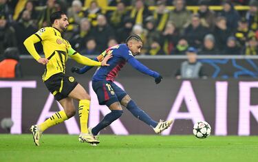 0-1. Dani Olmo al espacio para Raphinha en carrera y supera Gregor Kobel con un zurdazo raso y cruzado.