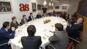 De izquierda a derecha charlan Roncero, Teubal, Nieto, Aganzo, Matallanas, De Cos, Colino, Manolete, Aimara Gil, Alonso, Relaño, Matilla, Gabilondo y Marco Ruiz.