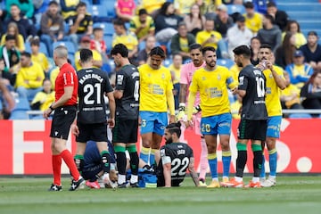 Sufrió una fractura diafisaria del peroné izquierdo tras una dura entrada en el gemelo por parte de Saúl Coco en un partido de LaLiga ante la UD Las Palmas. Fue operado días después y se perdió el cierre de temporada y la Eurocopa.