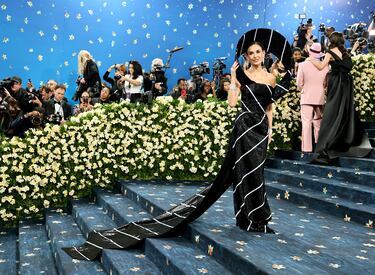 Demi Moore posa en la alfombra roja de la MET Gala 2025.