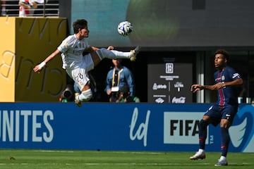 Salto de Fran García ante la mirada de Désiré Doué.