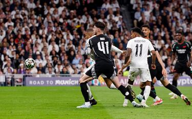 Le pitaron una pena máxima a Rice por un agarrón a Mbappé, pero después de más de dos minutos de revisión de VAR, Letexier corrigió su decisión inicial y anuló el penalti a favor del Real Madrid. 