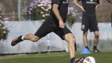 <b>CRÍTICO. </b>De Lucas va a golpear el balón en un entrenamiento.