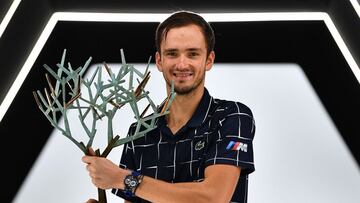 Daniil Medvedev, con el trofeo de campeón en París-Bercy.